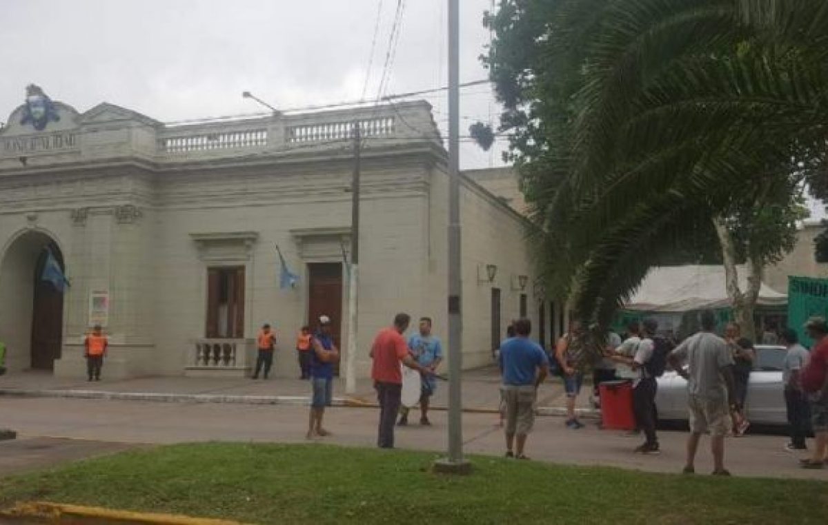 Sigue el conflicto por los 100 cesanteados en San Vicente: protestas y reuniones en Trabajo