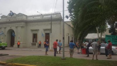 Sigue el conflicto por los 100 cesanteados en San Vicente: protestas y reuniones en Trabajo