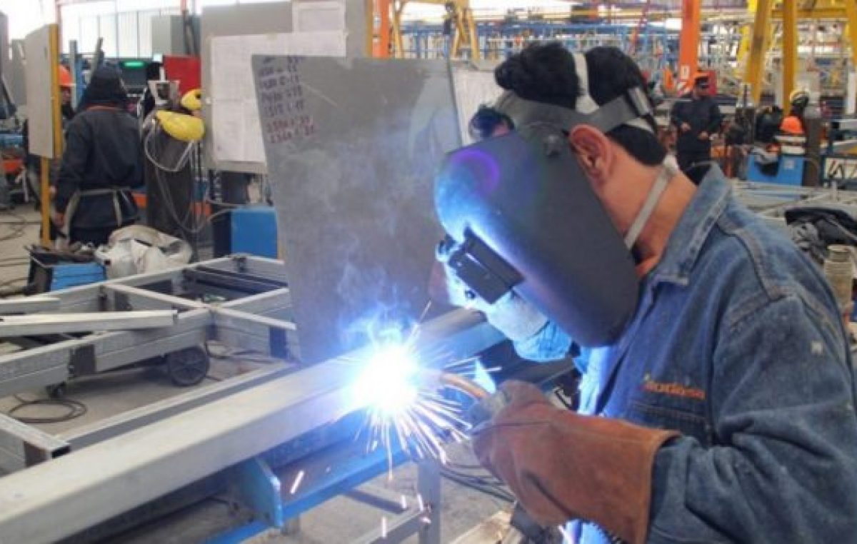 El empleo industrial cayó 4,6% en octubre y 13,3% desde 2015, según la UIA