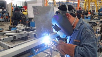 El empleo industrial cayó 4,6% en octubre y 13,3% desde 2015, según la UIA