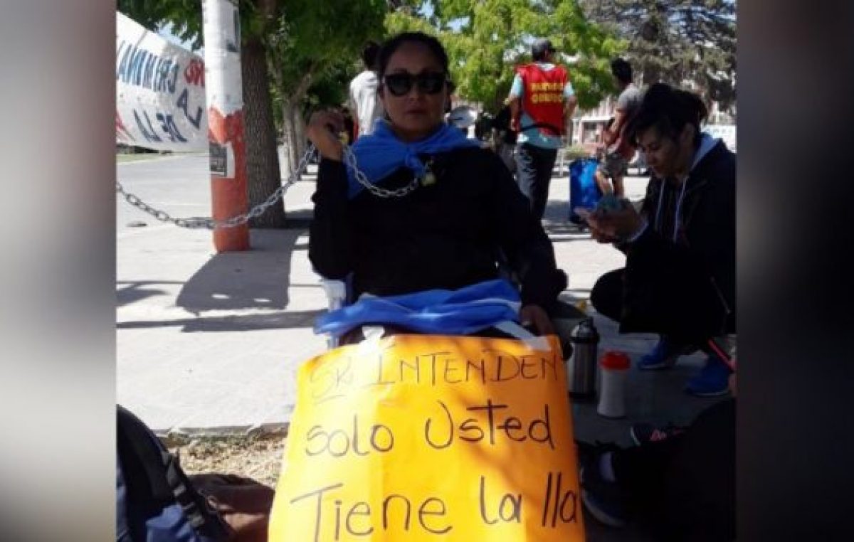 Despedidos de Zapala se encadenaron frente al municipio