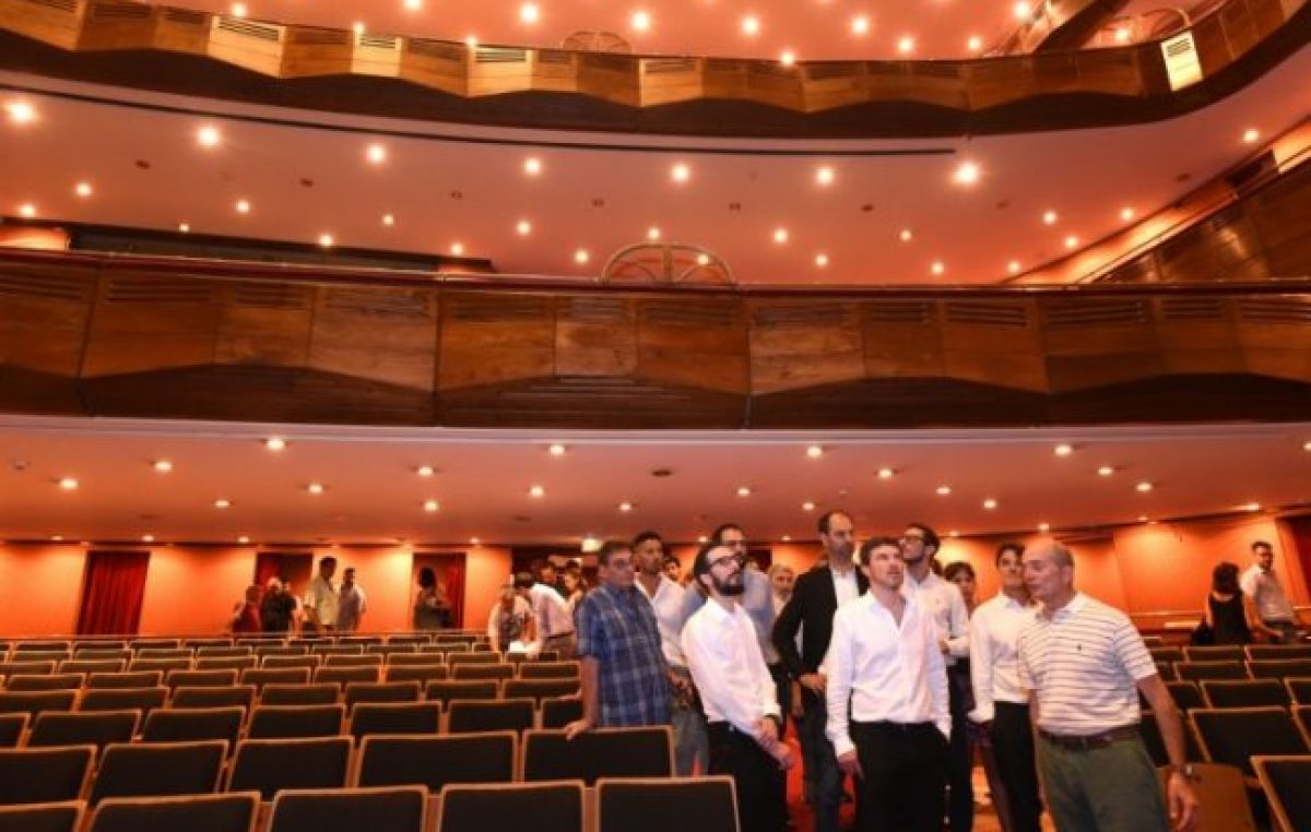 Kicillof puso primera para reflotar el Teatro Argentino, el “elefante gris” que le dejó Vidal
