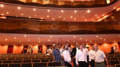 Kicillof puso primera para reflotar el Teatro Argentino, el “elefante gris” que le dejó Vidal