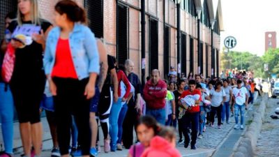 Los rosarinos ya comenzaron a recibir las tarjetas Alimentar