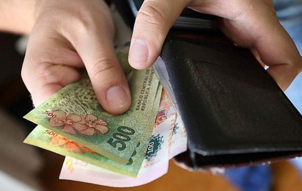 En cuatro años, el salario en dólares cayó a la mitad