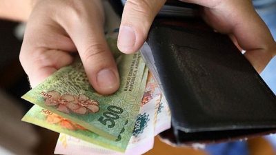 En cuatro años, el salario en dólares cayó a la mitad