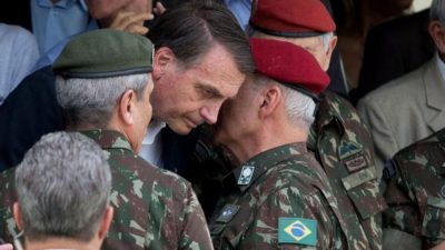 Bolsonaro refuerza el perfil militar de su gobierno