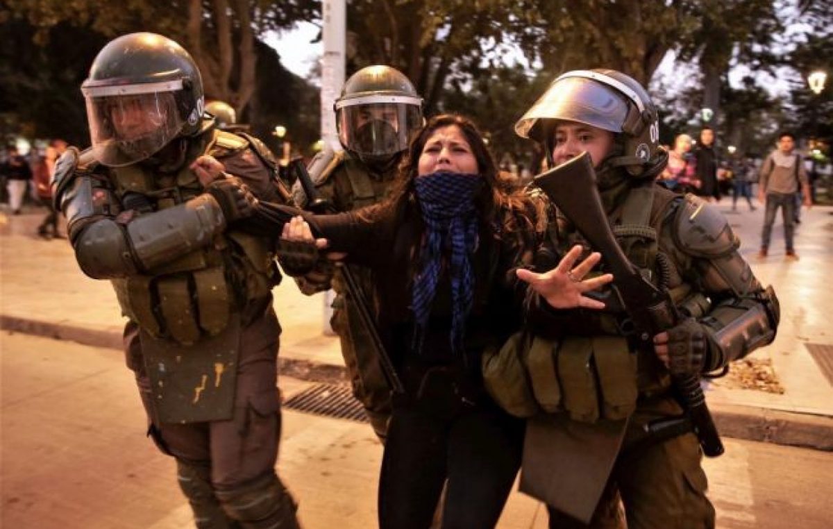 Noche de protestas y represión en una Viña del Mar blindada