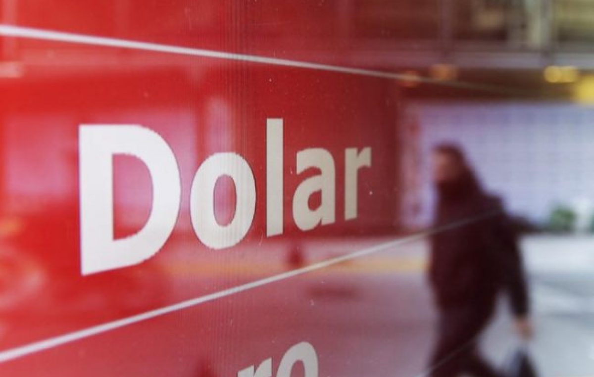 La fuga de divisas fue la menor en una década