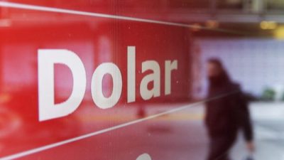 La fuga de divisas fue la menor en una década