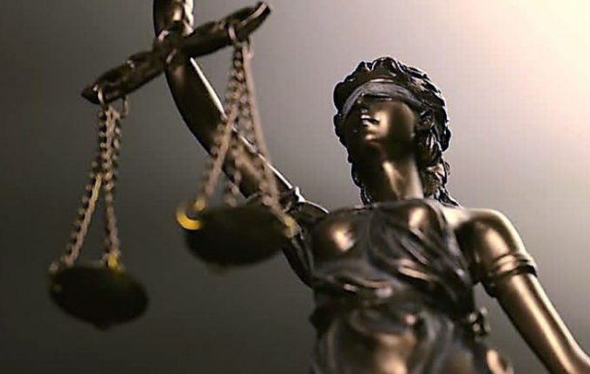 Son la Constitución y la Justicia, estúpidos
