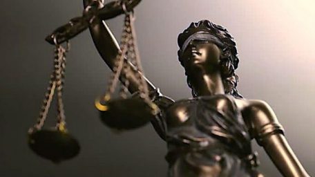 Son la Constitución y la Justicia, estúpidos