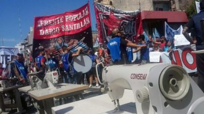 Con máquinas de coser en la calle, cooperativas reclamaron a Larreta «un salario digno»