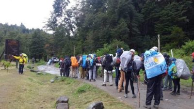 Lago Escondido: comenzó la 5º Marcha por la Soberanía del lugar que cercó Joe Lewis