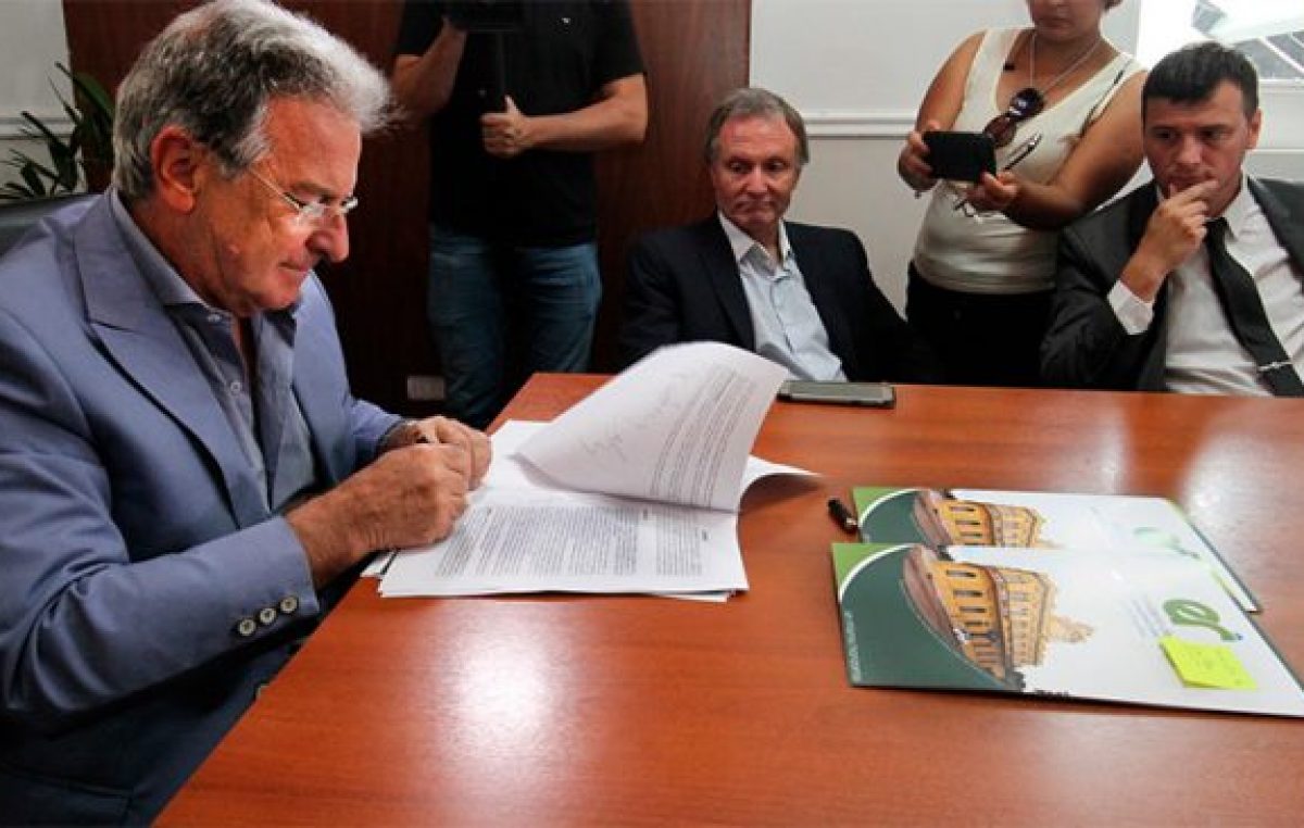 La provincia de Entre Ríos firmó convenios de transporte con seis municipios