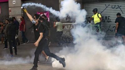 Chile celebró 30 años de democracia entre protestas y con el gobierno aislado 