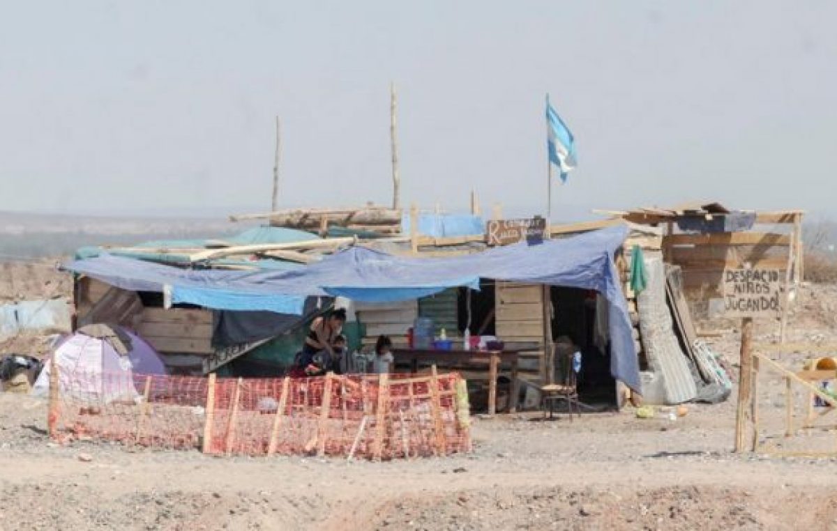 El día a día de las familias neuquinas en la toma Casimiro Gómez