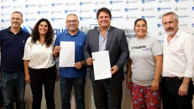 Gaido firmó el acuerdo salarial de los municipales neuquinos