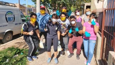 Municipales de Centenario en sus horas libres ayudan a quienes más lo necesitan