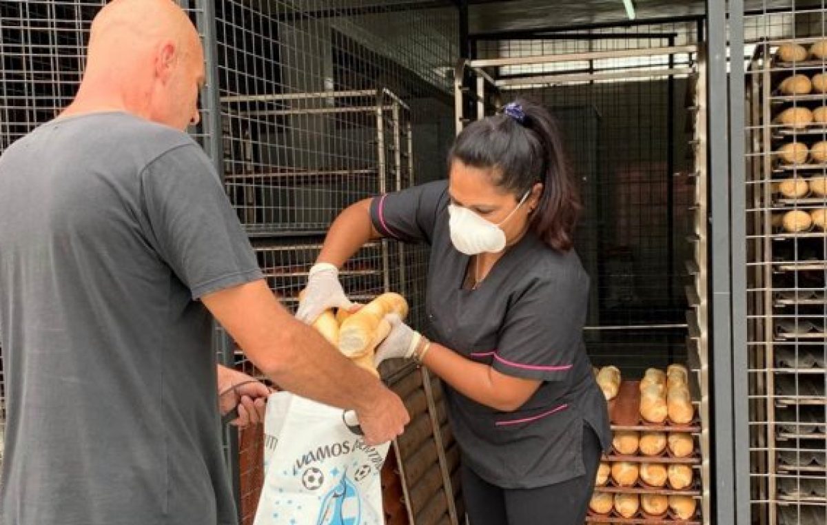 «Me levanté y quise regalar pan», el gran gesto solidario de un comerciante rosarino con vecinos de zona oeste