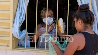 Los comedores salteños cierran las puertas o dan de comer por la ventana