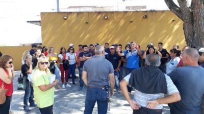 Protesta de empleados municipales en Río Ceballos