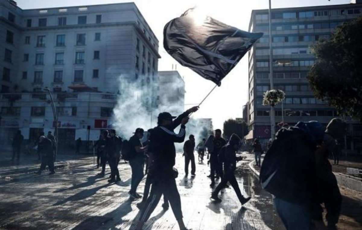 Otra noche de protestas y represión en Chile