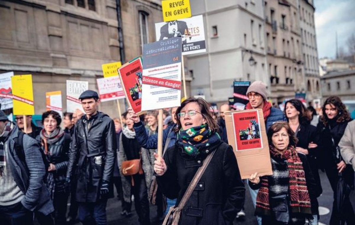 Francia: Alarma por una reforma sin voto