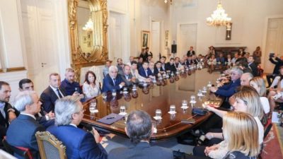 El presidente recibió el apoyo de unos 60 legisladores e intendentes del PJ cordobés