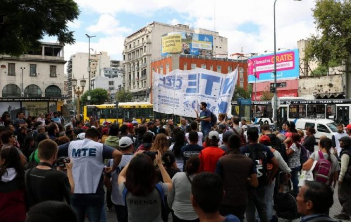 Movilización de vendedores ambulantes por los violentos operativos de la Policía de la Ciudad en su contra