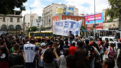 Movilización de vendedores ambulantes por los violentos operativos de la Policía de la Ciudad en su contra