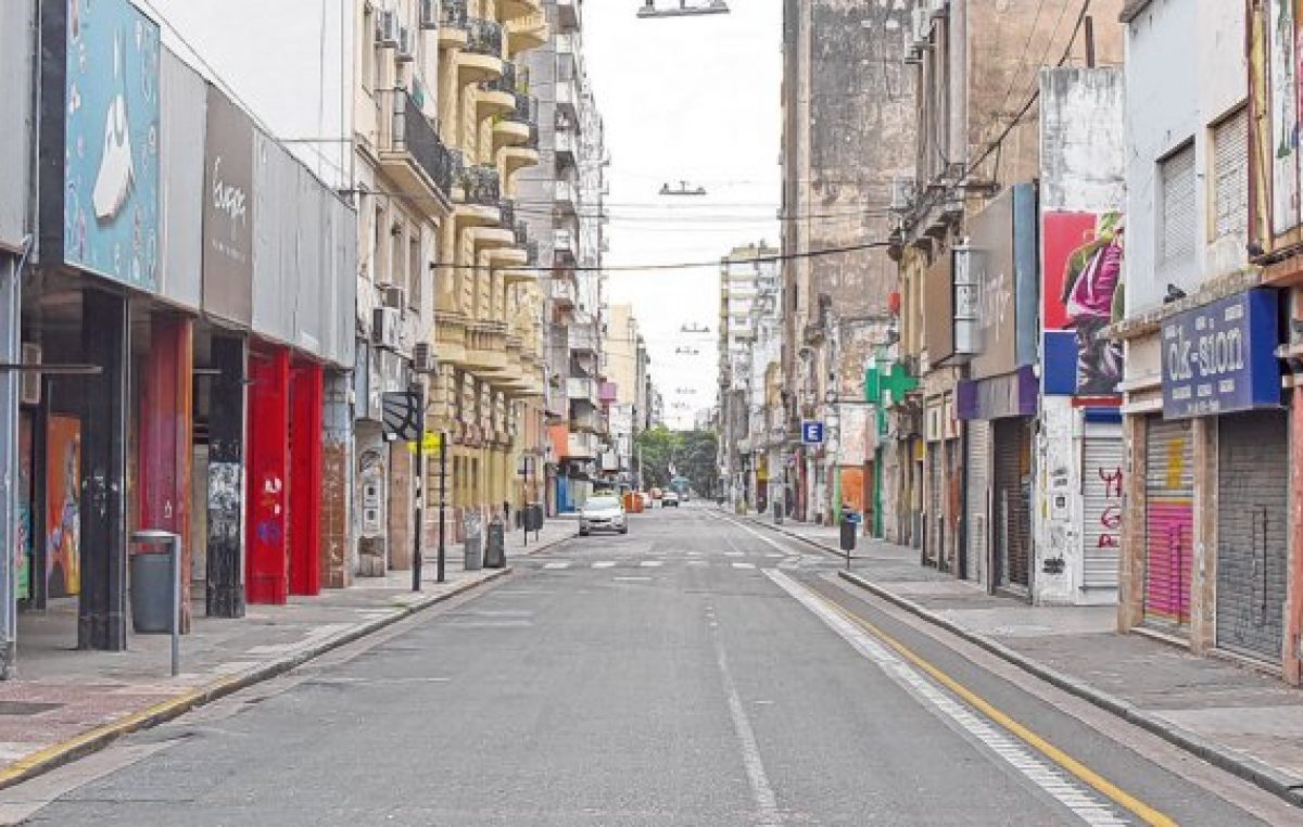 Los comerciantes del centro rosarino piden vender por internet y con cadetería