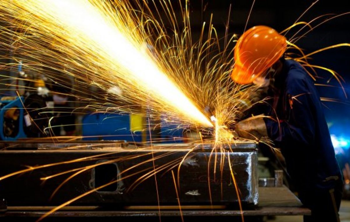 Industriales quieren encender los motores de las fábricas 
