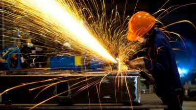 Industriales quieren encender los motores de las fábricas 