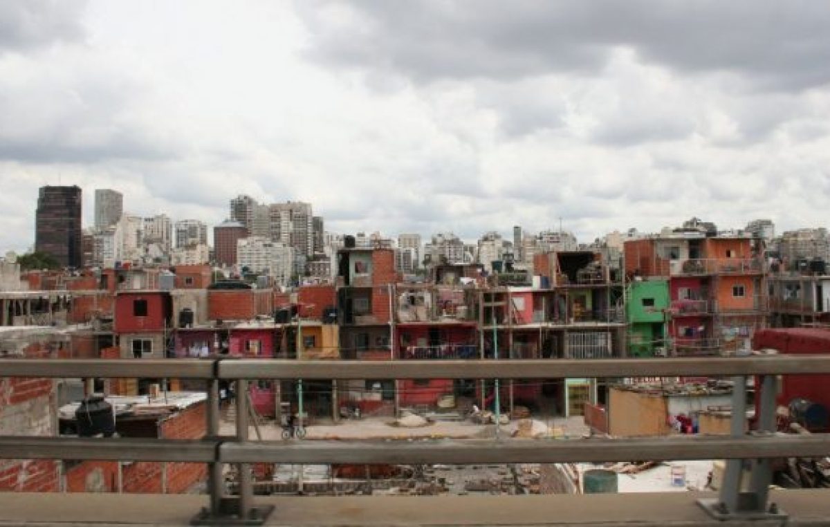 Las mujeres de los centros urbanos ganan el doble de lo que cobran las que viven en villas