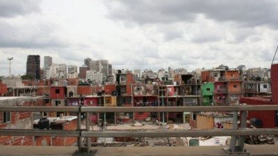 Las mujeres de los centros urbanos ganan el doble de lo que cobran las que viven en villas