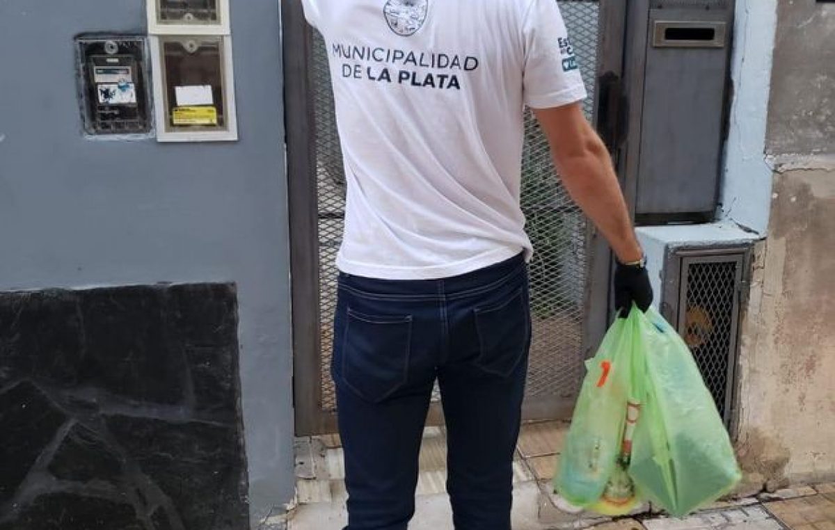 Municipales hacen compras a los adultos mayores en La Plata