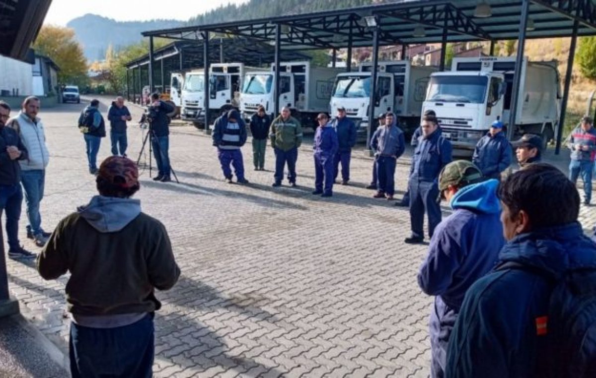 Recolectores de residuos en Esquel reclaman pago de un «plus» por la pandemia y ropa de trabajo