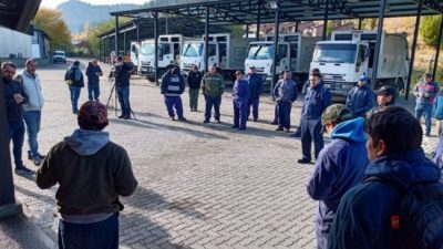 Recolectores de residuos en Esquel reclaman pago de un «plus» por la pandemia y ropa de trabajo
