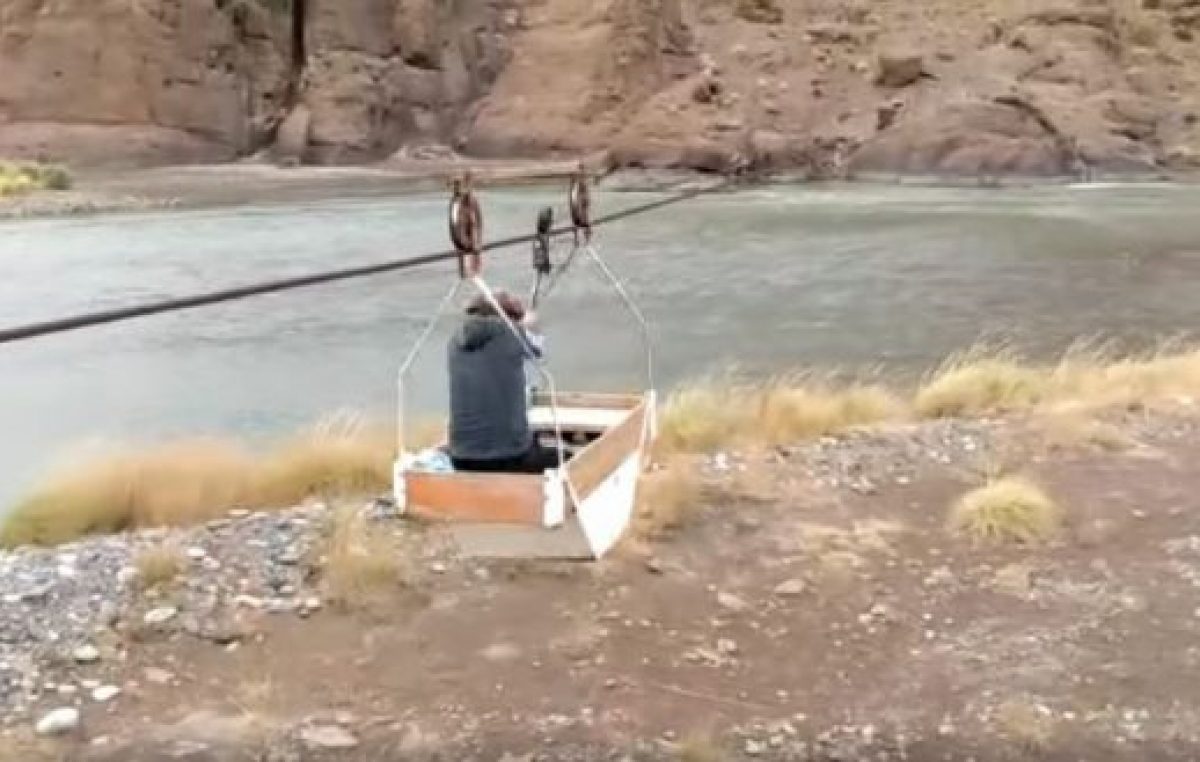 Agustín, el pibe que cruza el río Grande para recibir las tareas de su escuela albergue en Malargüe