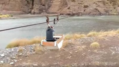 Agustín, el pibe que cruza el río Grande para recibir las tareas de su escuela albergue en Malargüe