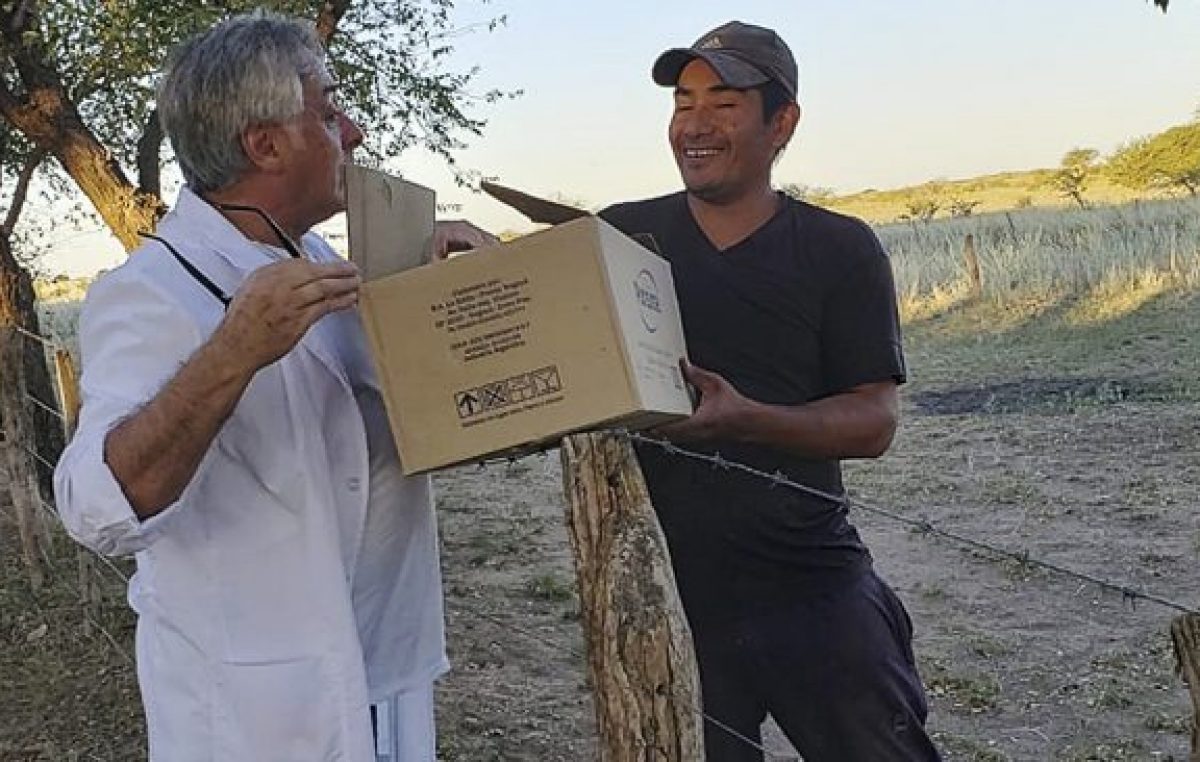 Con la escuela al hombro, un maestro recorre los campos pampeanos para asistir a sus alumnos