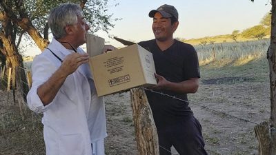 Con la escuela al hombro, un maestro recorre los campos pampeanos para asistir a sus alumnos
