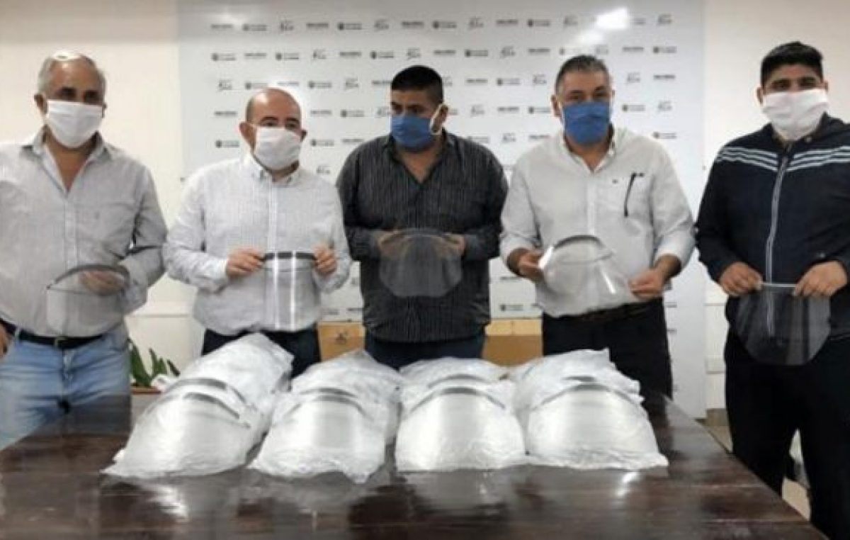 Comerciantes donaron 300 protectores faciales a empleados municipales bandeños