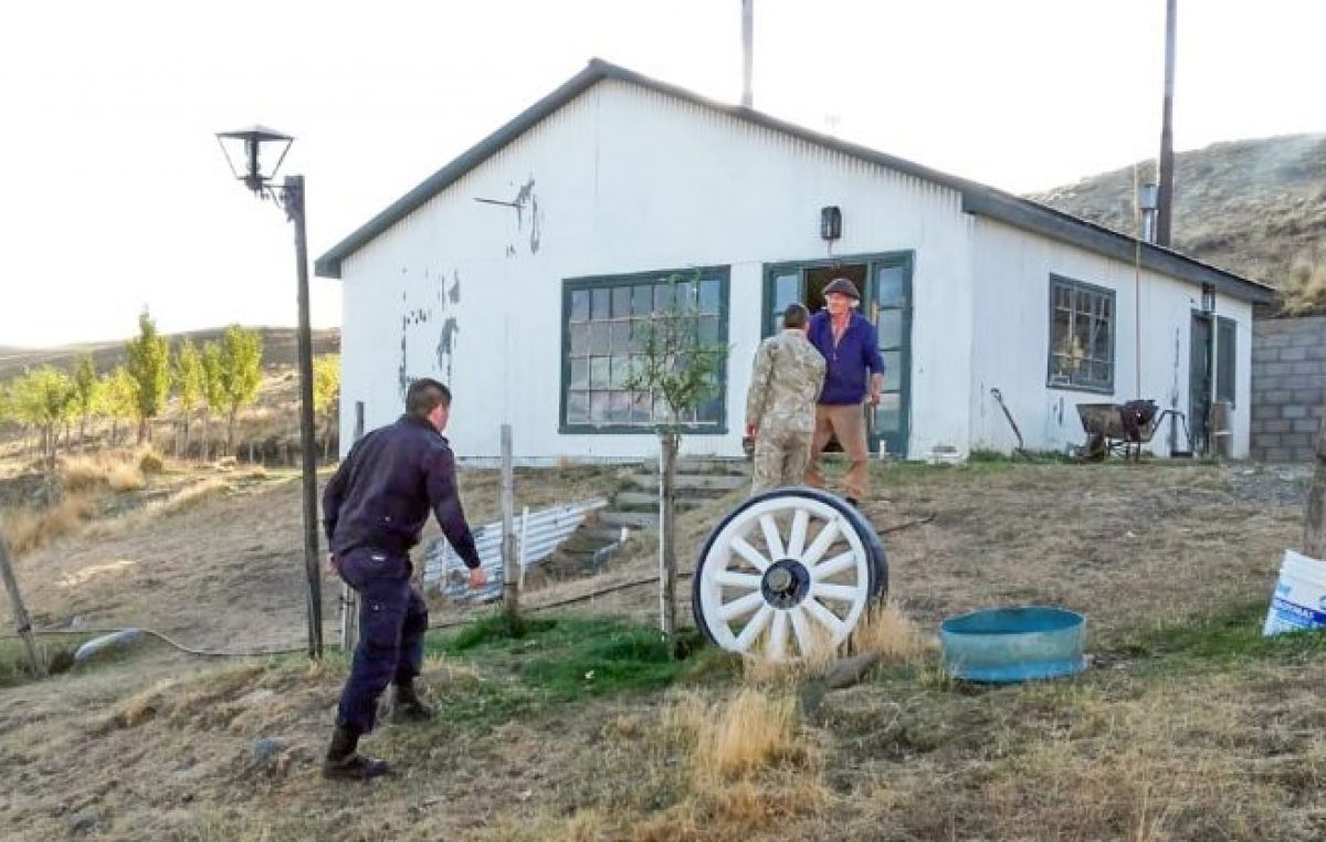 Santa Cruz: Peones de estancia se quedaron sin pilas en su radio y no se enteraron de la pandemia