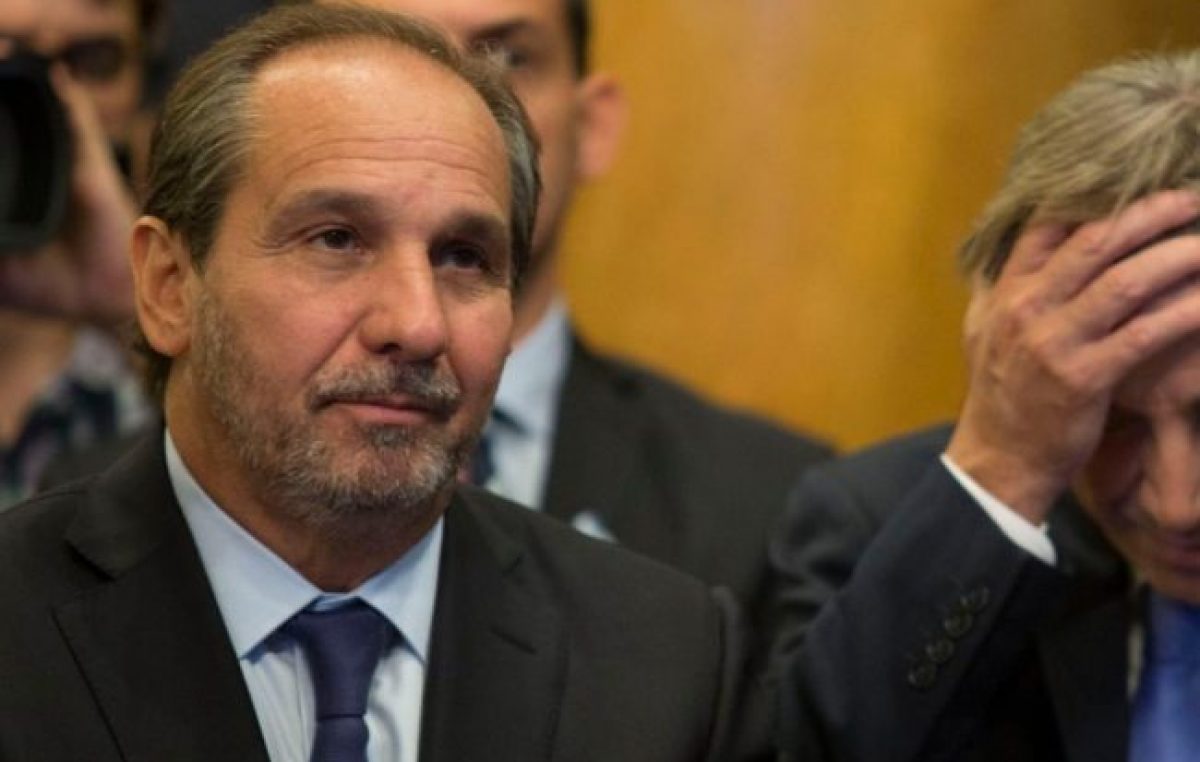 Caputo, el «hermano del alma» de Macri, cesanteó a 740 empleados