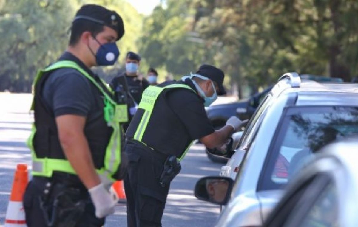 La mirada de los trabajadores esenciales que mantienen sus servicios en la ciudad de Santa Fe