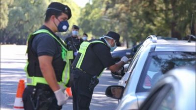 La mirada de los trabajadores esenciales que mantienen sus servicios en la ciudad de Santa Fe