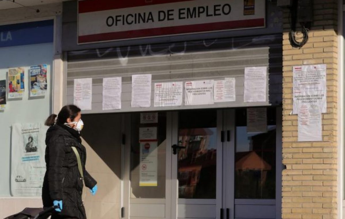 España pierde 900 mil empleos en un mes