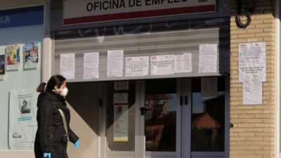 España pierde 900 mil empleos en un mes